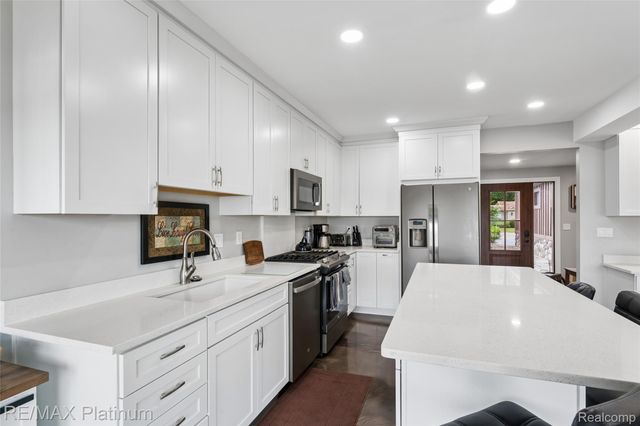 3154 PONEMAH Drive, Fenton Charter Township, MI 48430