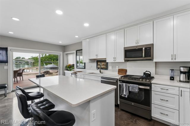 3154 PONEMAH Drive, Fenton Charter Township, MI 48430
