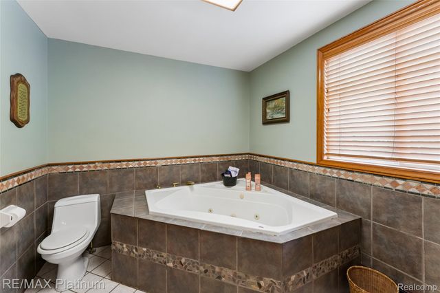 3154 PONEMAH Drive, Fenton Charter Township, MI 48430