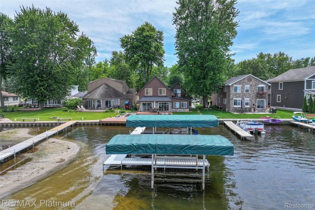 3154 PONEMAH Drive, Fenton Charter Township, MI 48430
