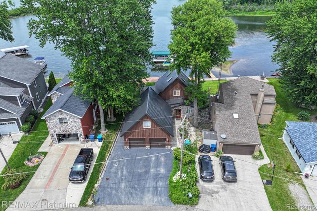 3154 PONEMAH Drive, Fenton Charter Township, MI 48430
