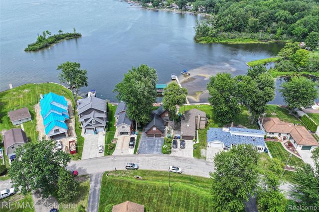 3154 PONEMAH Drive, Fenton Charter Township, MI 48430