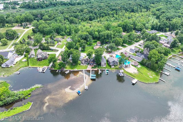 3154 PONEMAH Drive, Fenton Charter Township, MI 48430