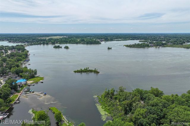 3154 PONEMAH Drive, Fenton Charter Township, MI 48430