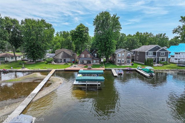 3154 PONEMAH Drive, Fenton Charter Township, MI 48430