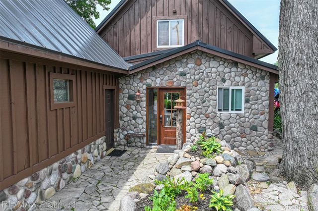 3154 PONEMAH Drive, Fenton Charter Township, MI 48430