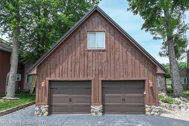 3154 PONEMAH Drive, Fenton Charter Township, MI 48430