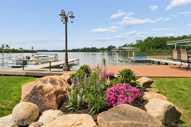 3154 PONEMAH Drive, Fenton Charter Township, MI 48430