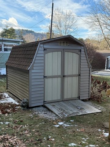 10 Willow Circle, Brimfield, MA 01010