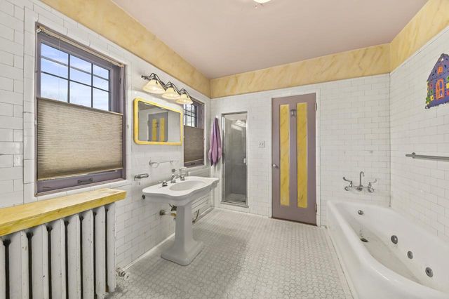 2400 E Newton AVENUE, Shorewood, WI 53211