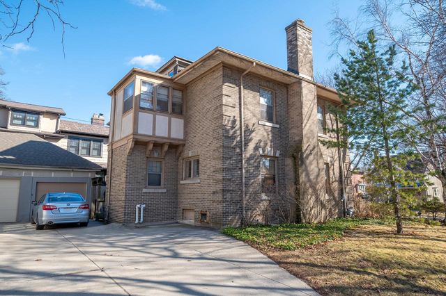 2400 E Newton AVENUE, Shorewood, WI 53211