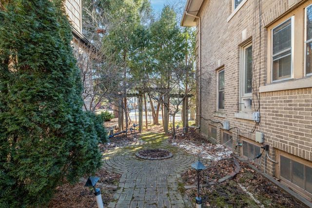 2400 E Newton AVENUE, Shorewood, WI 53211