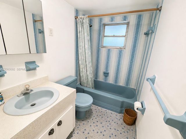 220 Kings Point Drive 211, Sunny Isles Beach, FL 33160