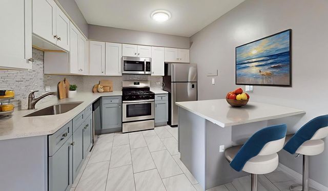 670 Marilyn Avenue 203, Glendale Heights, IL 60139