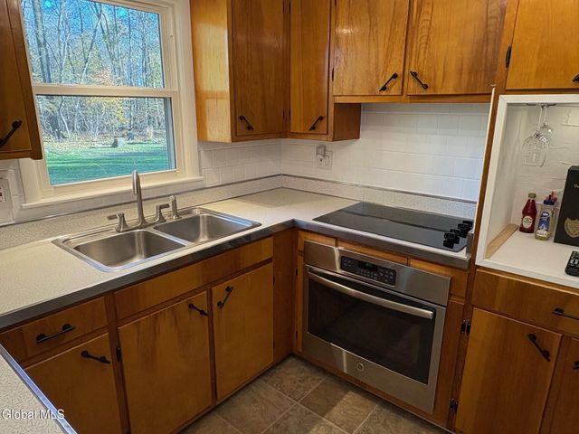 15 Maywood Drive, Glenville, NY 12302