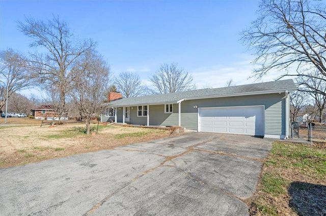 105 Highland Drive, Smithville, MO 64089