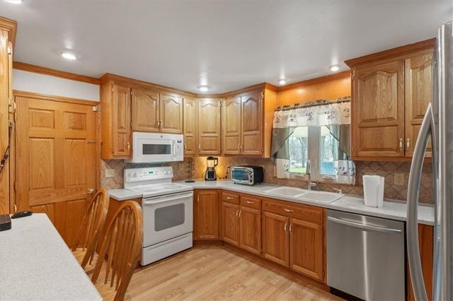 105 Highland Drive, Smithville, MO 64089