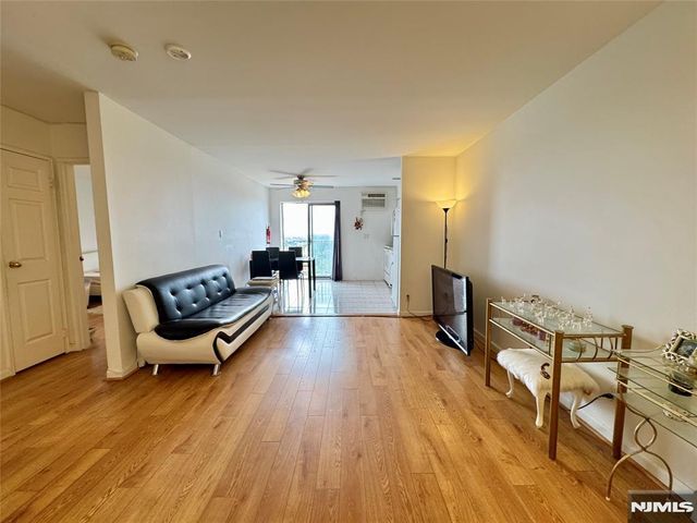 201 12th Street 20, Palisades Park, NJ 07650