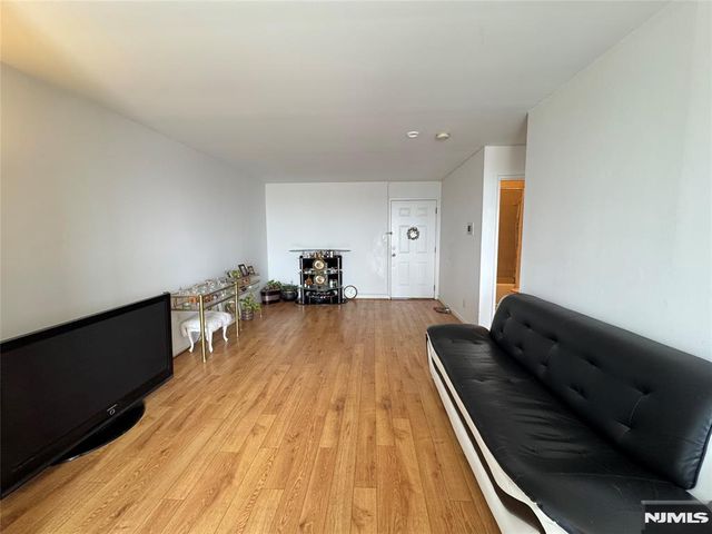 201 12th Street 20, Palisades Park, NJ 07650