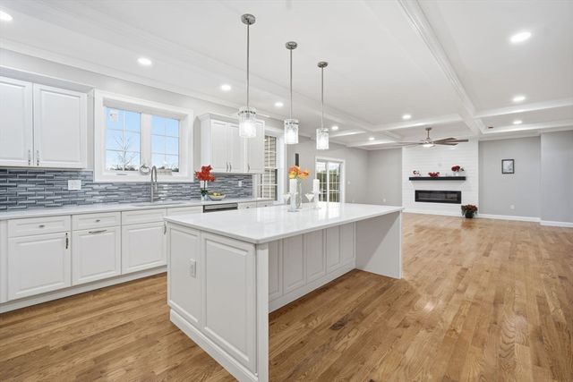 1 Farmer Cir, East Longmeadow, MA 01028