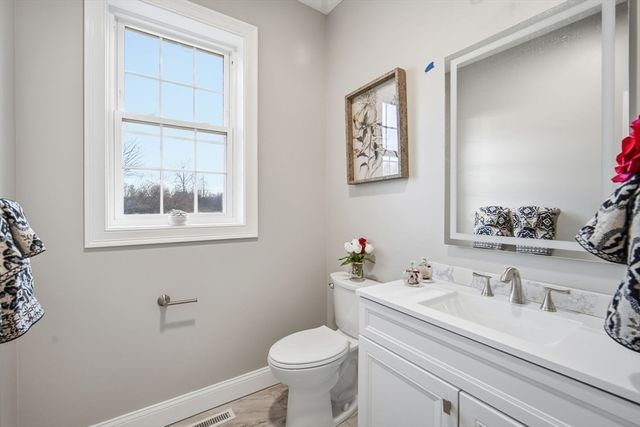 1 Farmer Cir, East Longmeadow, MA 01028