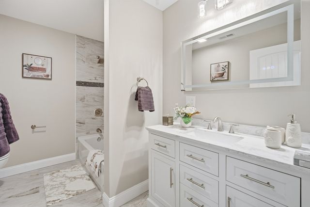 1 Farmer Cir, East Longmeadow, MA 01028