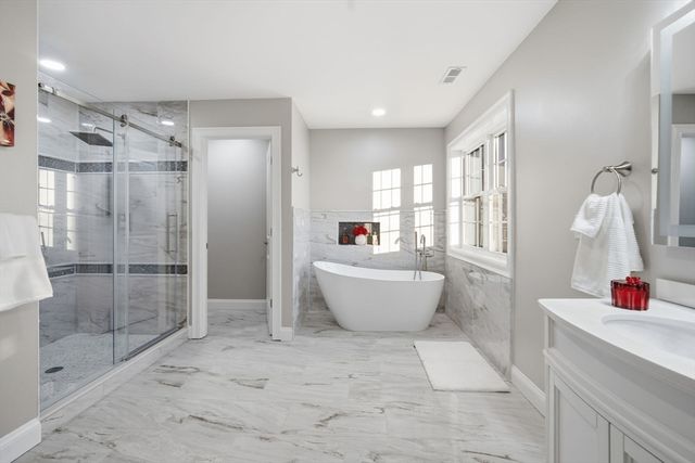 1 Farmer Cir, East Longmeadow, MA 01028