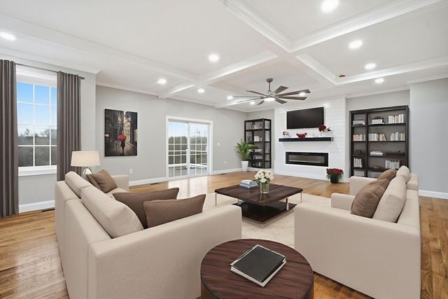 1 Farmer Cir, East Longmeadow, MA 01028