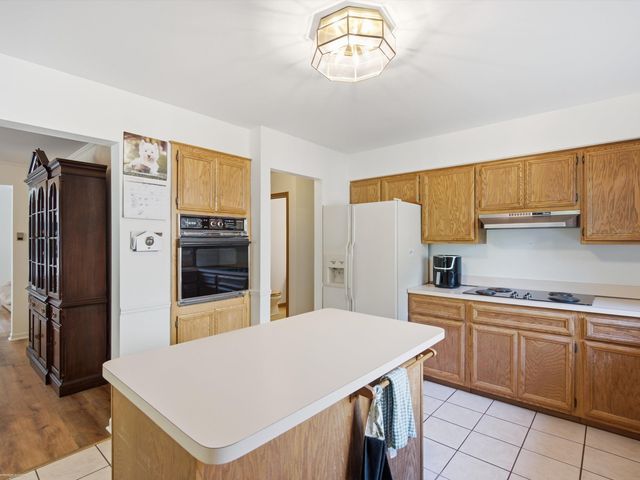 3016 Charlwood Drive, Rochester Hills, MI 48306