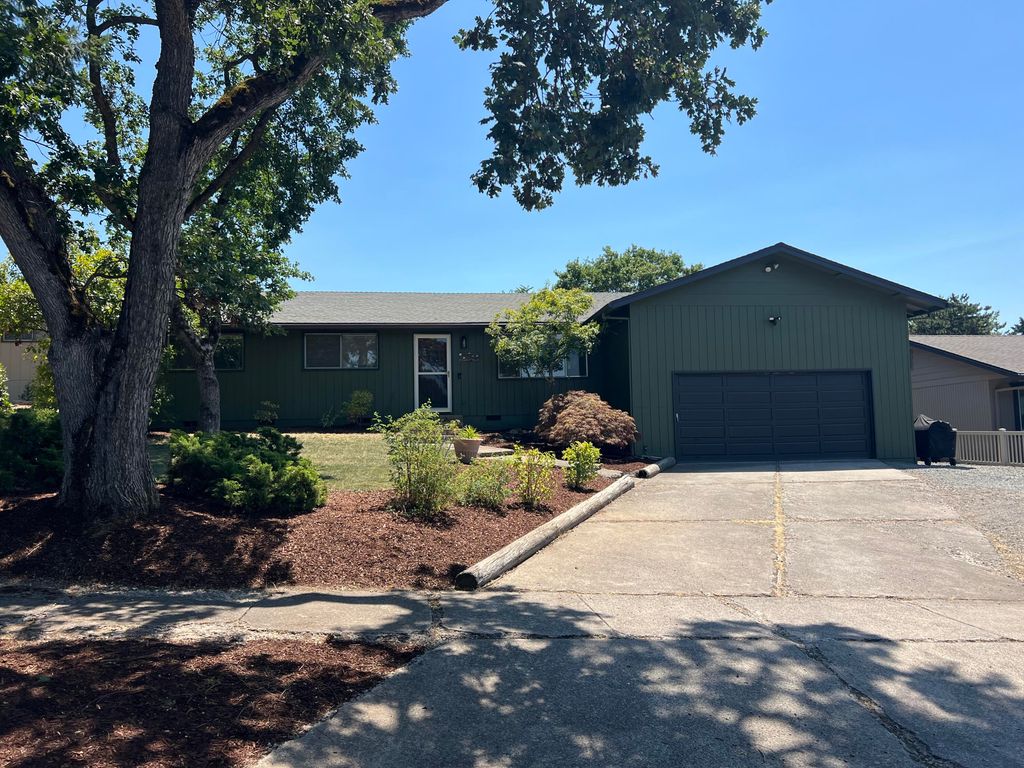1536 Cambridge Circle, Medford, OR 97504