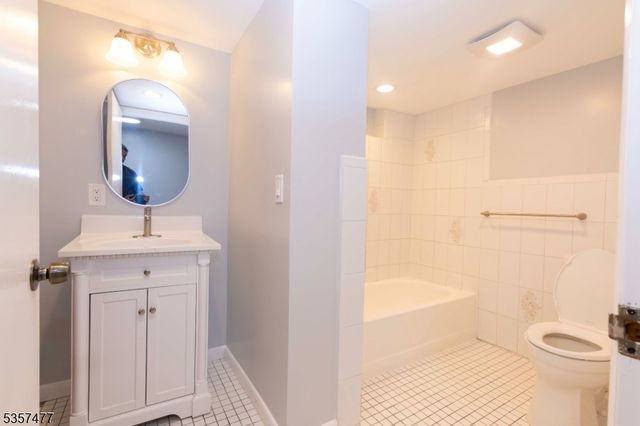 14 Rohn St, East Hanover Twp., NJ 07936