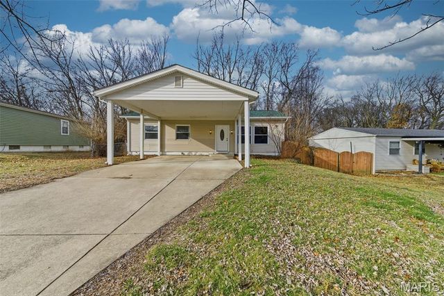 37 Hunting Creek Road, St Peters, MO 63376