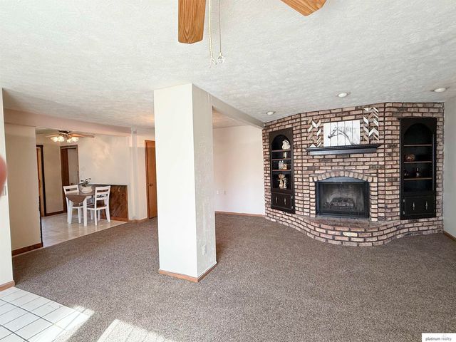 102 W 28 Avenue, Bellevue, NE 68005