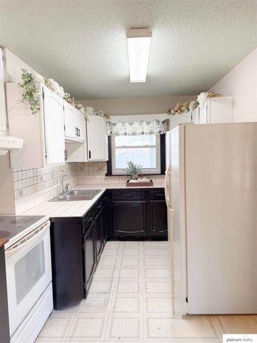 102 W 28 Avenue, Bellevue, NE 68005