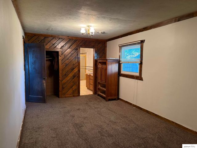 102 W 28 Avenue, Bellevue, NE 68005