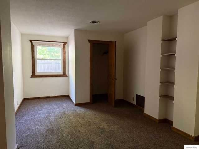 102 W 28 Avenue, Bellevue, NE 68005