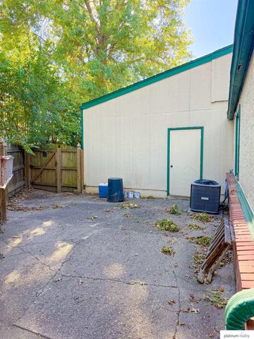 102 W 28 Avenue, Bellevue, NE 68005