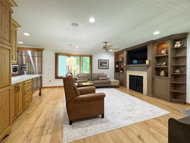 511 58th Court, West Des Moines, IA 50266