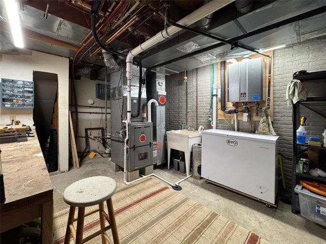 511 58th Court, West Des Moines, IA 50266