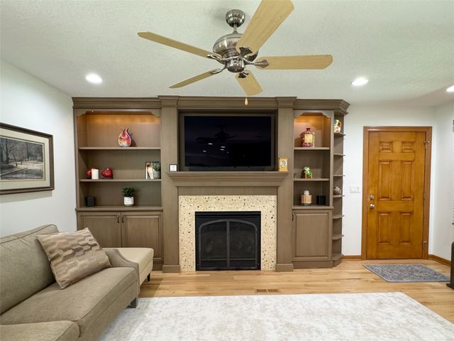 511 58th Court, West Des Moines, IA 50266