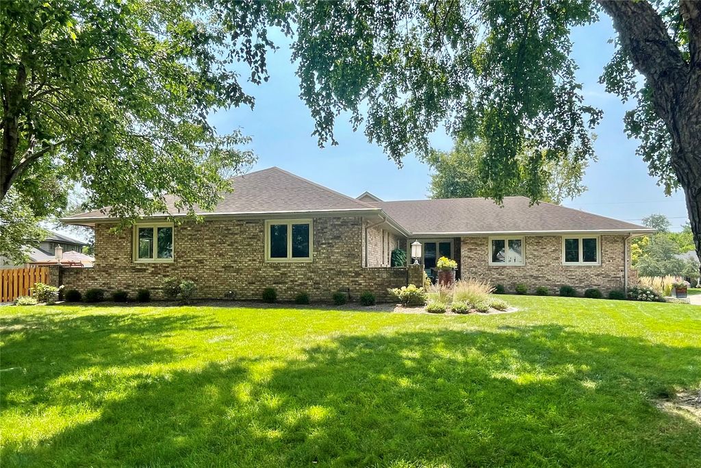 511 58th Court, West Des Moines, IA 50266