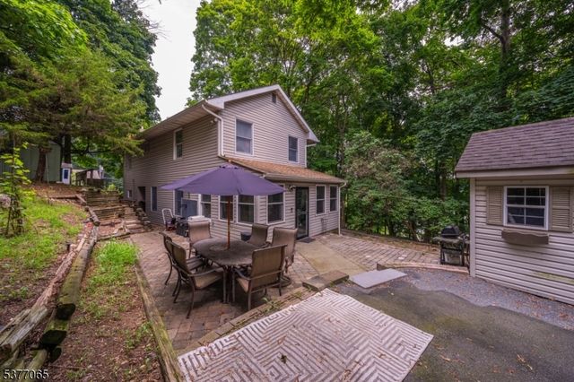 8 Hillside Ave, Stanhope Boro, NJ 07874