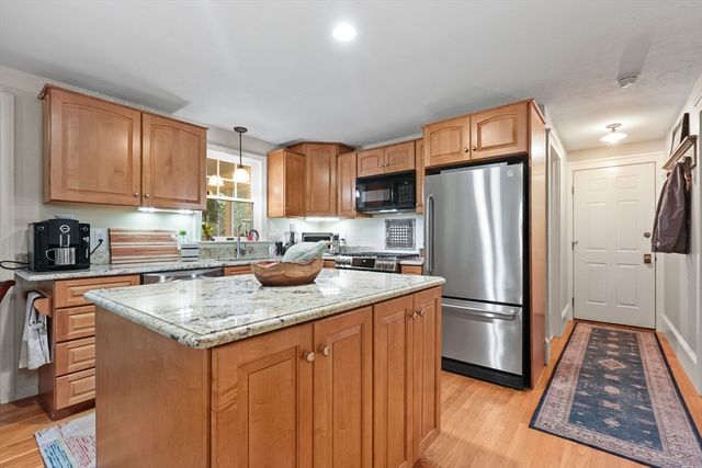 28 Victory Ln, Plymouth, MA 02360