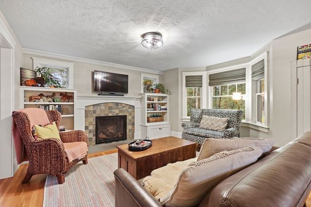 28 Victory Ln, Plymouth, MA 02360