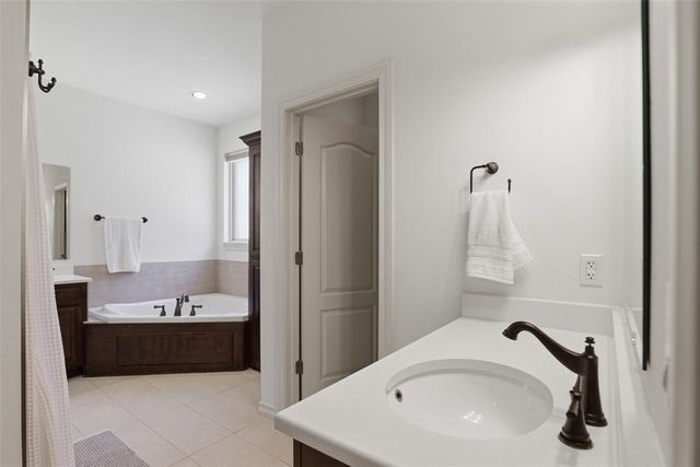 8321 Venezia Lane, Edmond, OK 73034