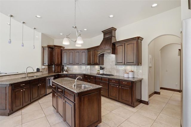 8321 Venezia Lane, Edmond, OK 73034