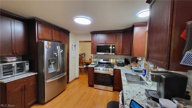 3041 Belmont Drive, Brooklyn Heights, OH 44131
