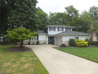 3041 Belmont Drive, Brooklyn Heights, OH 44131
