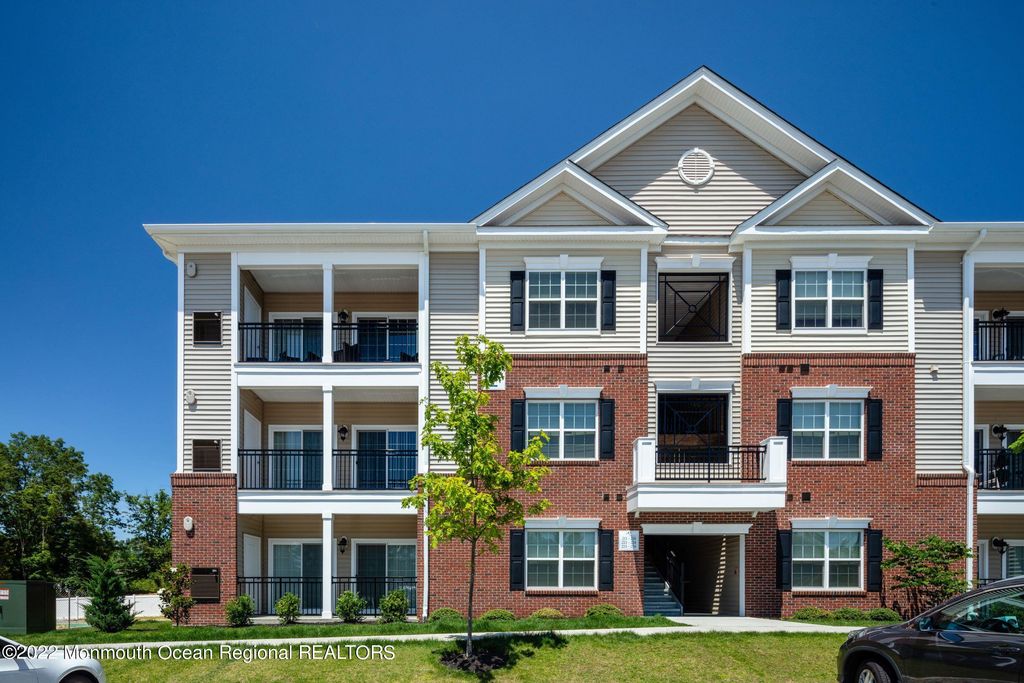 411 Stallion Circle W, Toms River, NJ 08755