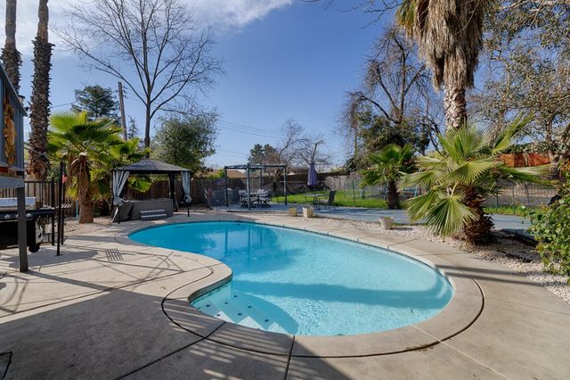 4243 Glenridge Dr, Carmichael, CA 95608